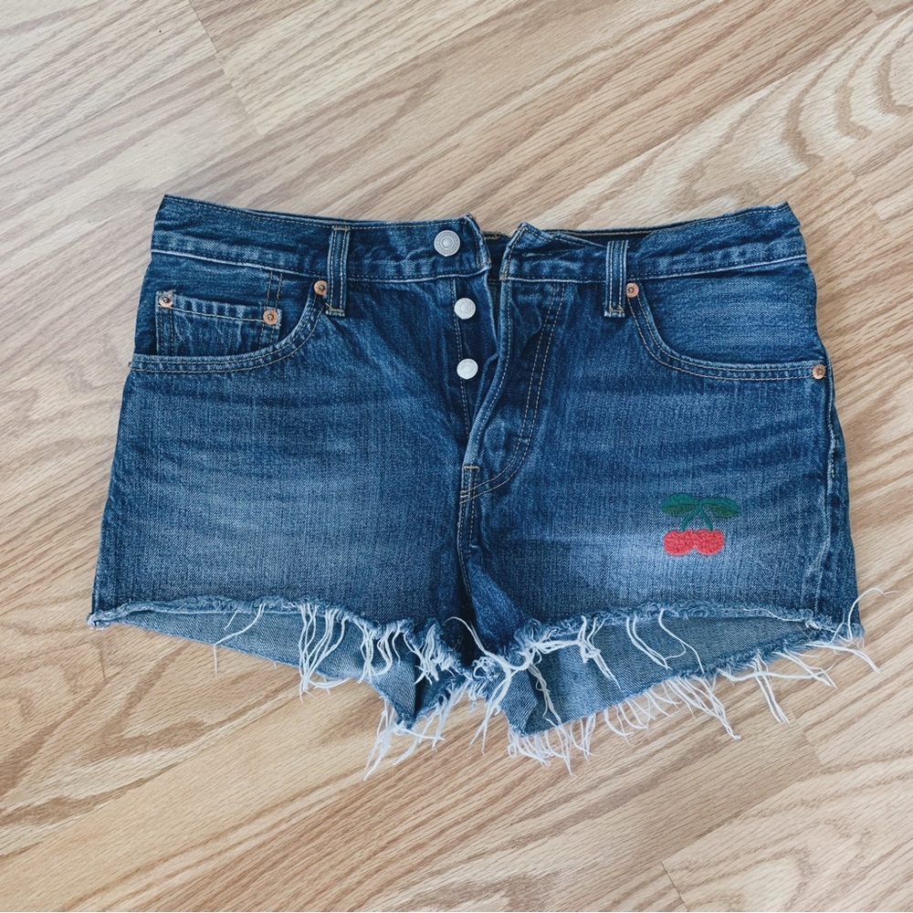 ❌SOLD❌LEVI’S 501 🍒 cut off shorts w cherry embroidery